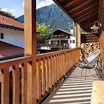 Alpinestay #1 - Fuer 6 - Bergblick, Balkon, Kamin, Kino, Yoga, Parkplatz Daire *