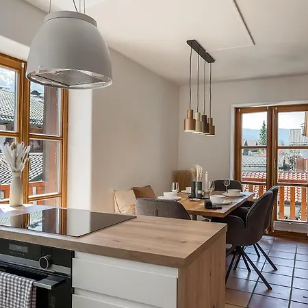 Alpinestay #1 - Fuer 6 - Bergblick, Balkon, Kamin, Kino, Yoga, Parkplatz *