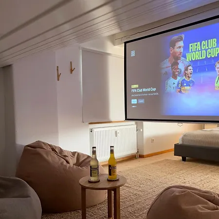 Апартаменти Alpinestay #1 - Fuer 6 - Bergblick, Balkon, Kamin, Kino, Yoga, Parkplatz Гарміш-Партенкірхен